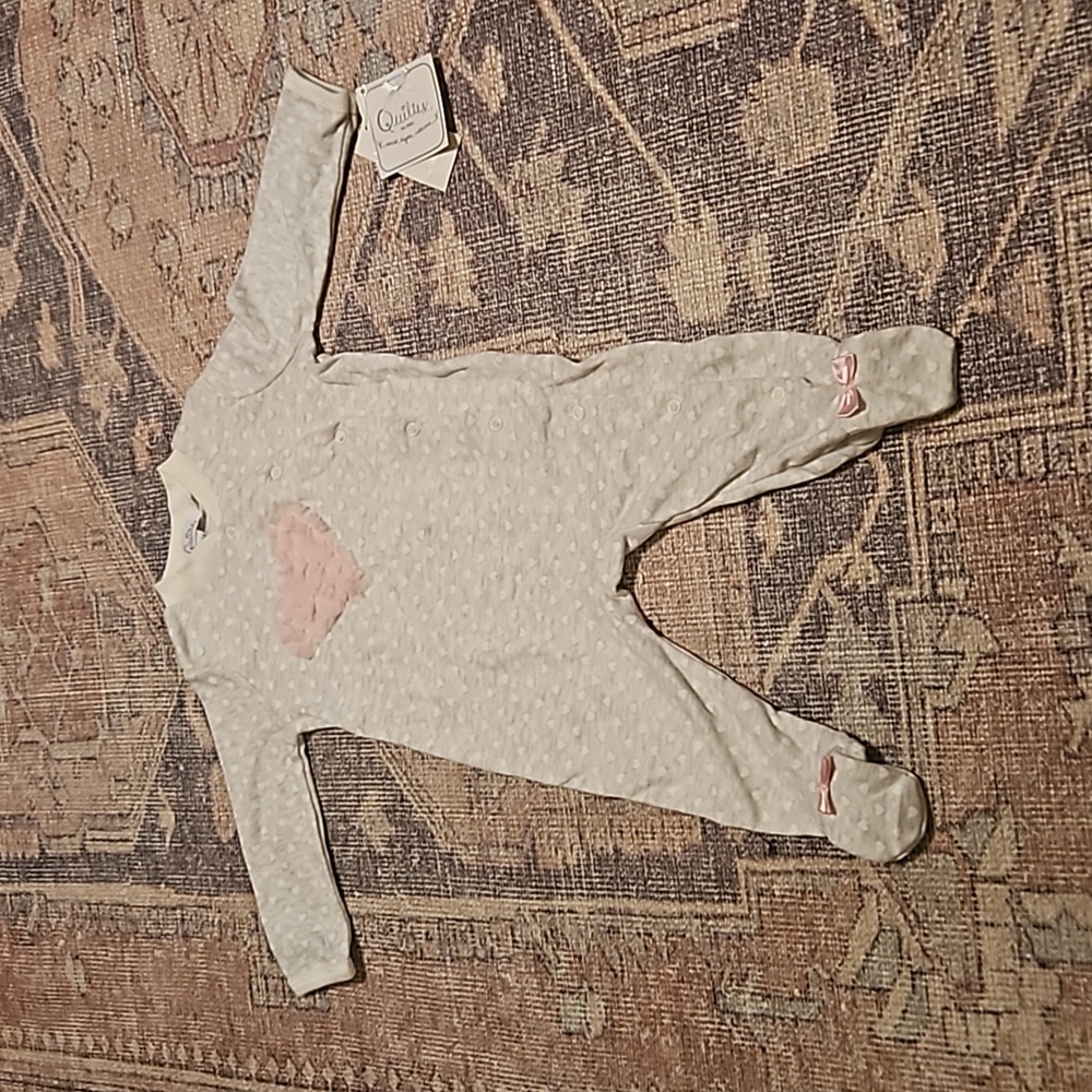 New! QUILTEX 6/9mo Infant onesie, sweet pink hearts design, front snaps! NWT!